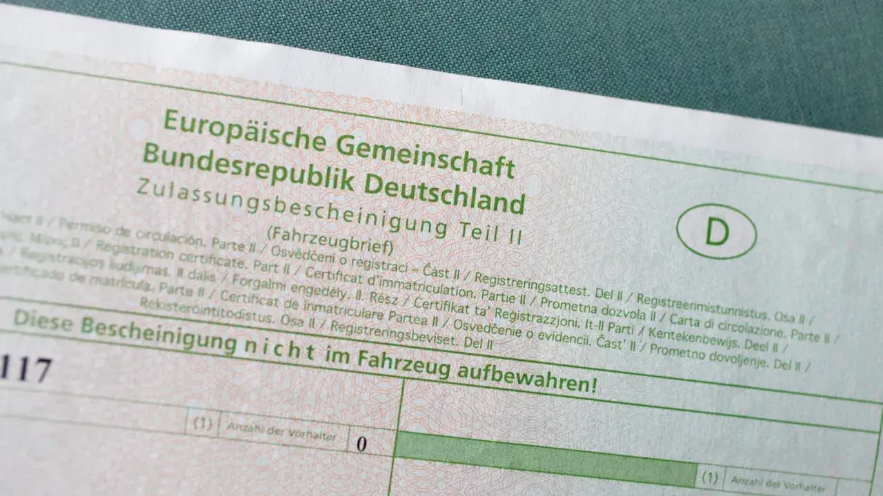 Zulassungsbescheinigung Teil II (Fahrzeugbrief) für das Auto. Wichtig für die Ummeldung ohne Kaufvertrag.