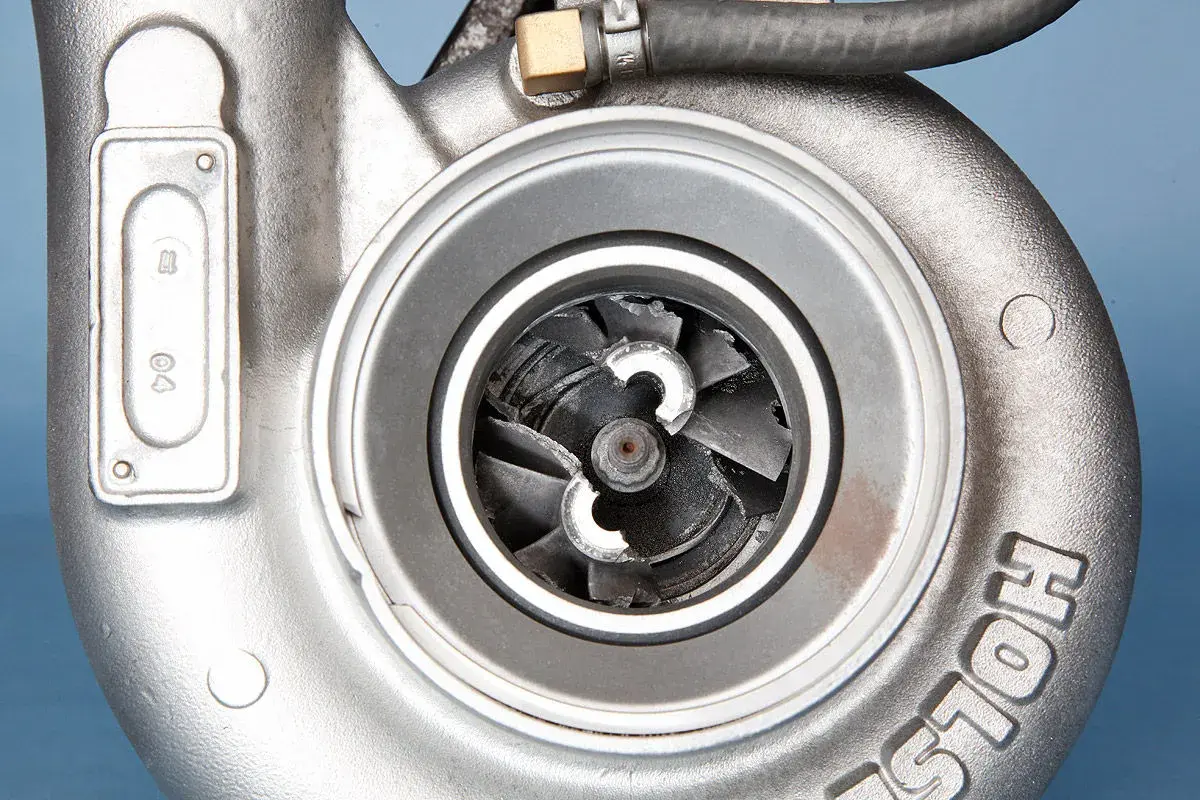 Beschädigtes Turbolader-Schaufelrad. Die **Turbolader Reparatur Kosten** können je nach Schaden variieren.