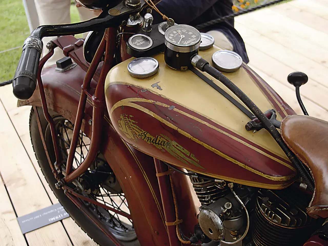 Detailansicht einer alten Indian mit charakteristischer Patina-Lackierung. Der Tank zeigt rote und cremefarbene Streifen.