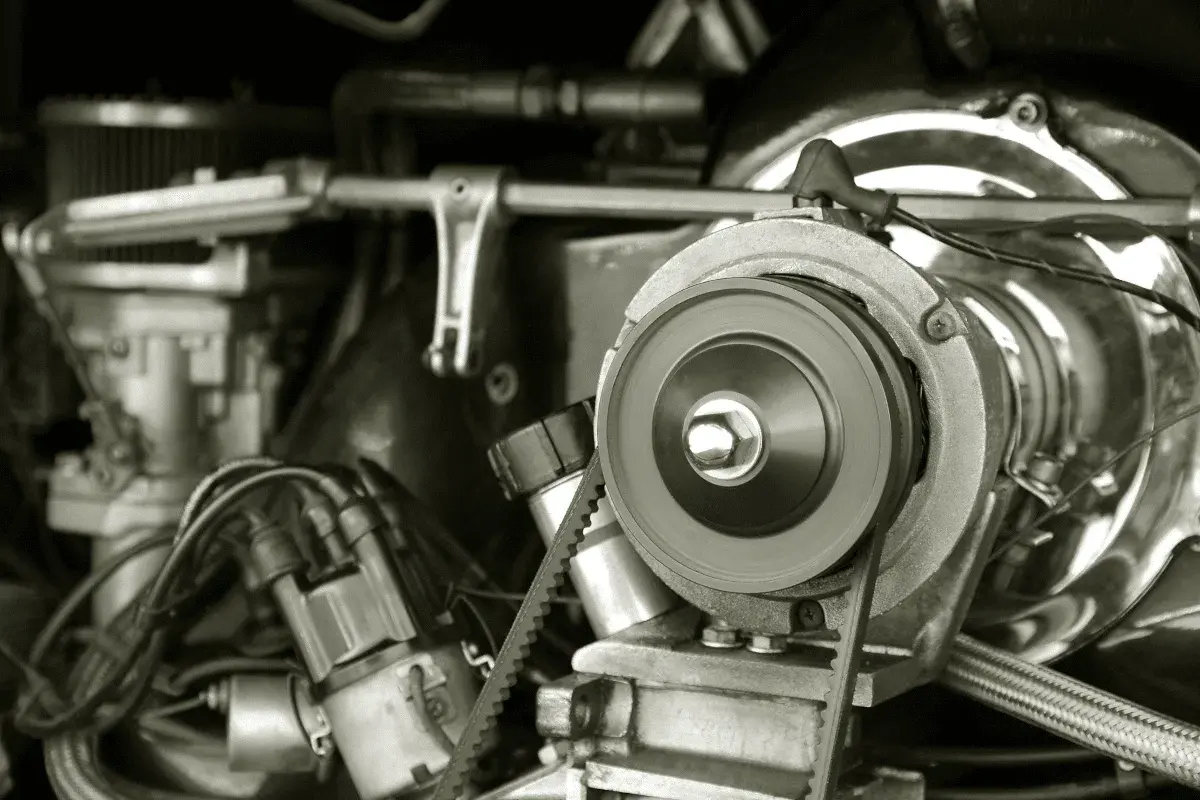 Nahaufnahme eines Motors mit Keilrippenriemen. Informieren Sie sich über die keilrippenriemen wechseln kosten.
