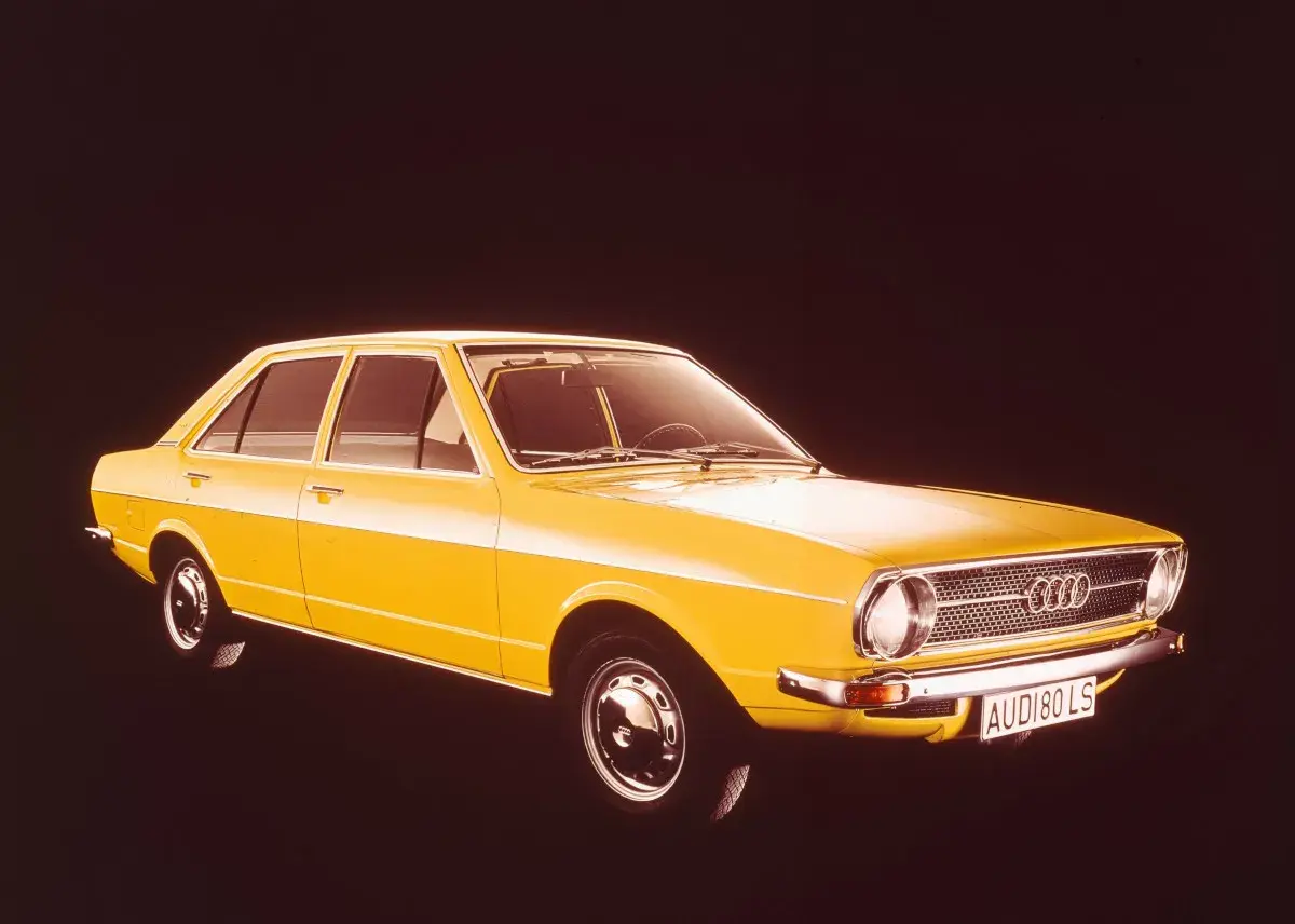 Gelber Audi 80 LS von 1970, ein Klassiker mit zeitlosem Design.