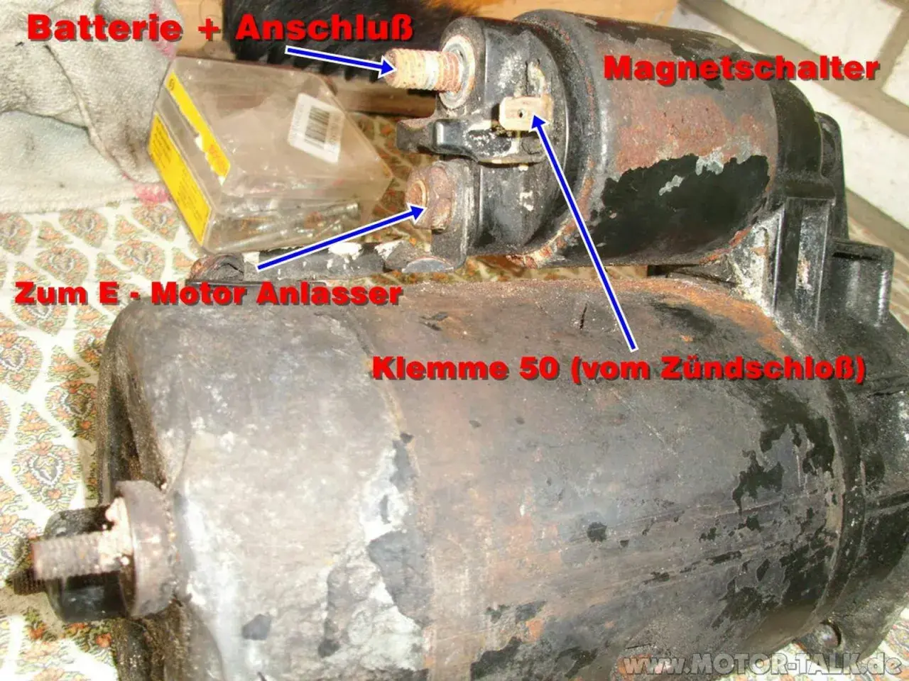 Anlasser testen: Batterieanschluss, Magnetschalter und Klemme 50 (vom Zündschloss) sind markiert.