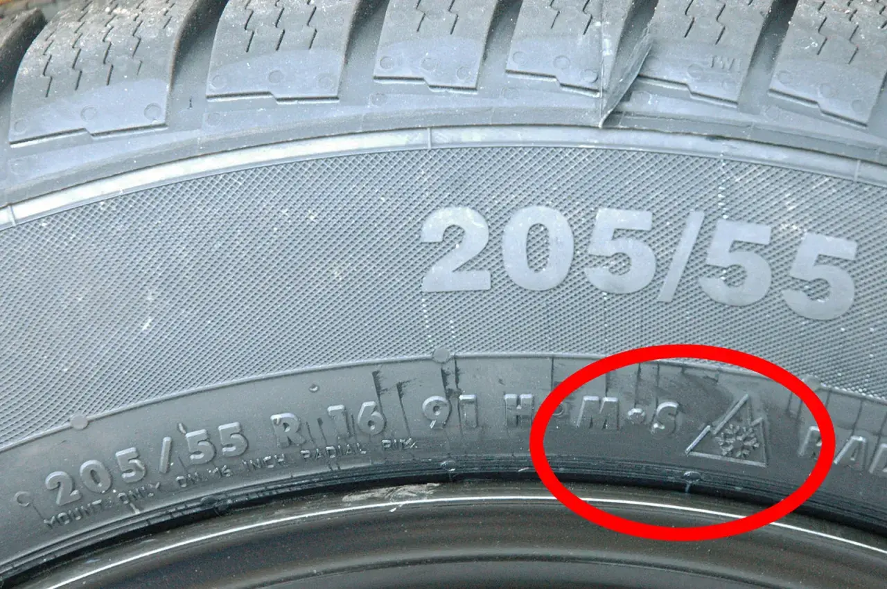 Nahaufnahme eines Reifens mit der Kennzeichnung 205/55 R16. Das M+S-Symbol und das Schneeflockensymbol im Dreieck bestätigen die Kennzeichnung Winterreifen.