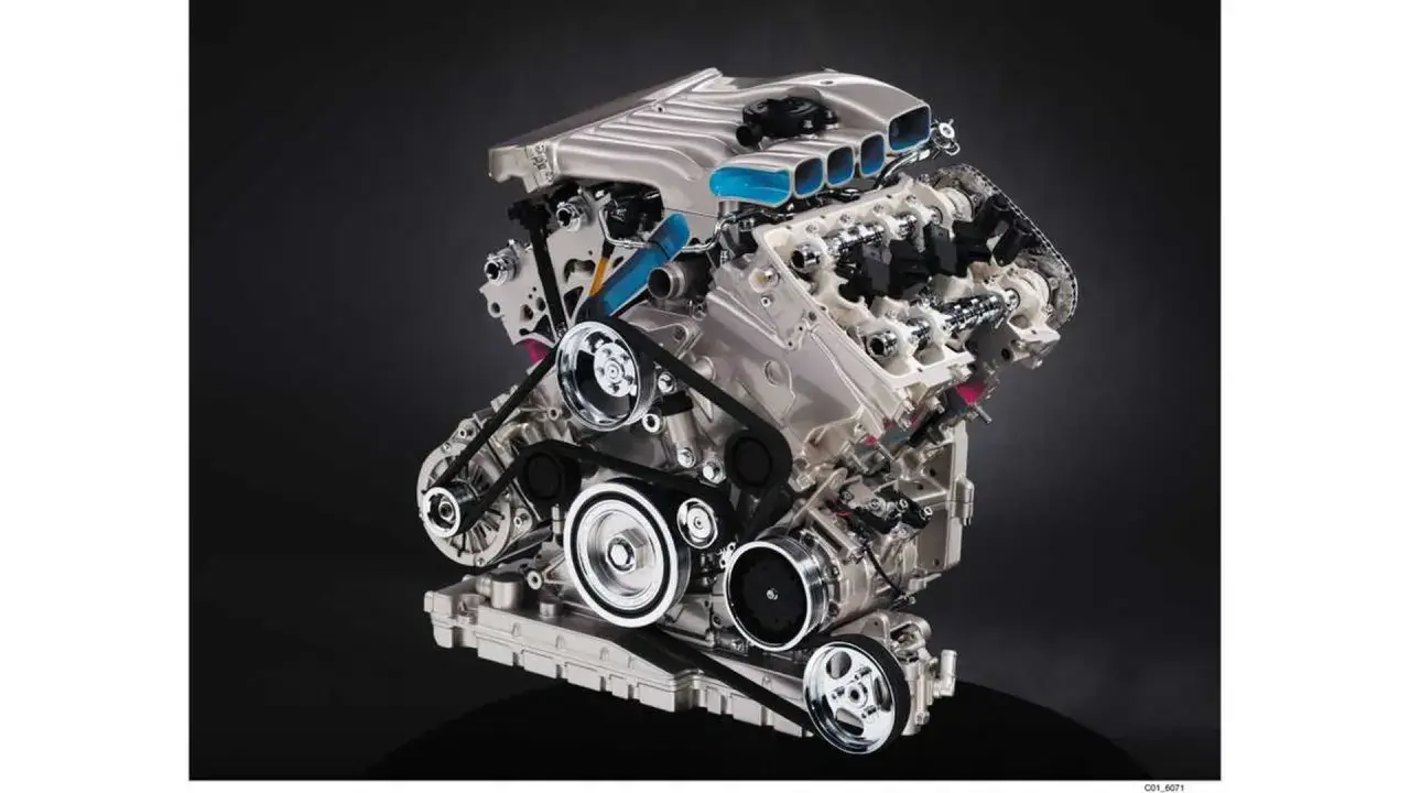 Ein detaillierter W8 Motor mit sichtbaren Riemen und Komponenten, bereit für Höchstleistung.