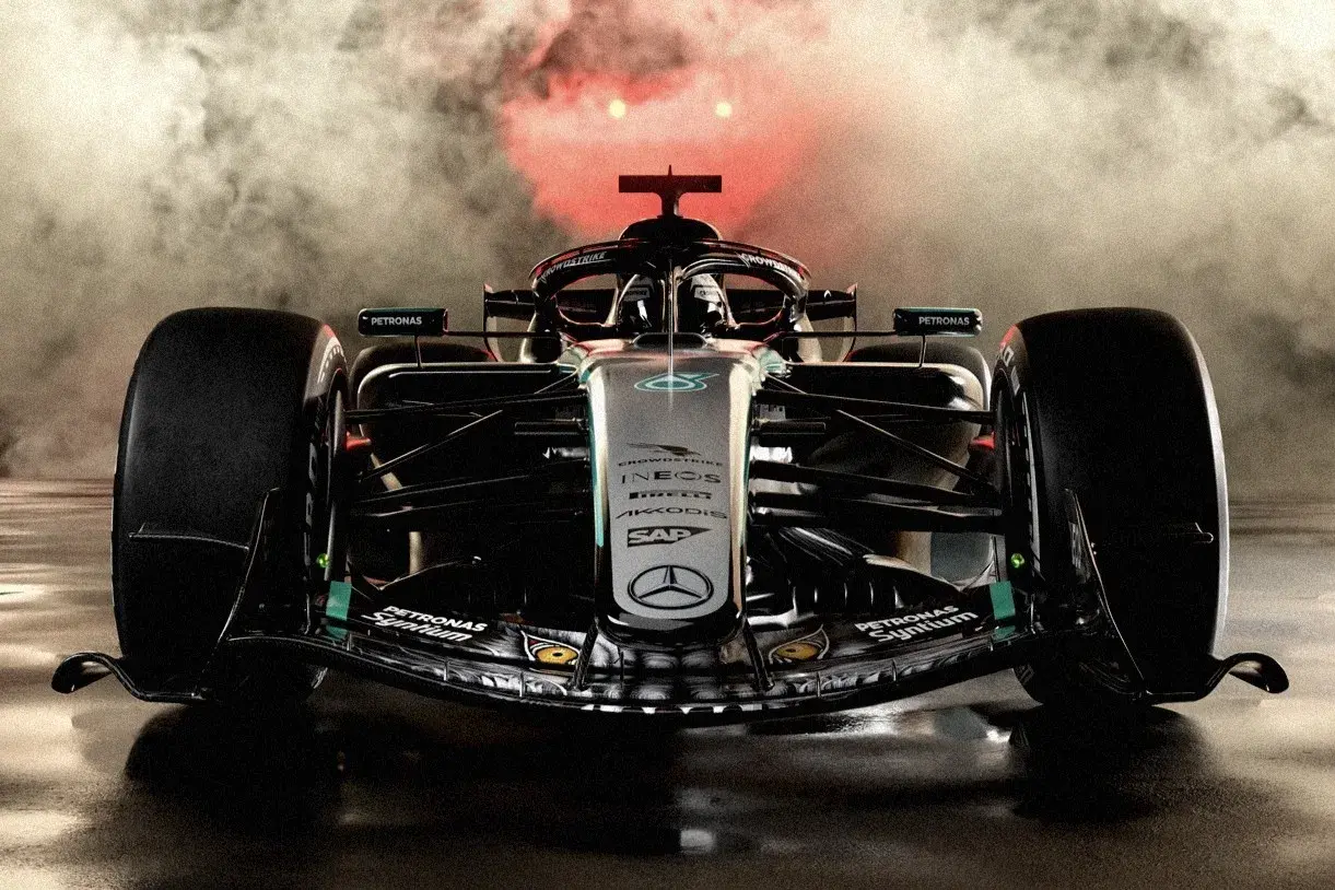 Ein Mercedes Formel 1 Auto in voller Pracht, umgeben von Nebel und rotem Licht. Die **Mercedes Lackierung Kosten** sind hoch, aber das Ergebnis ist atemberaubend.