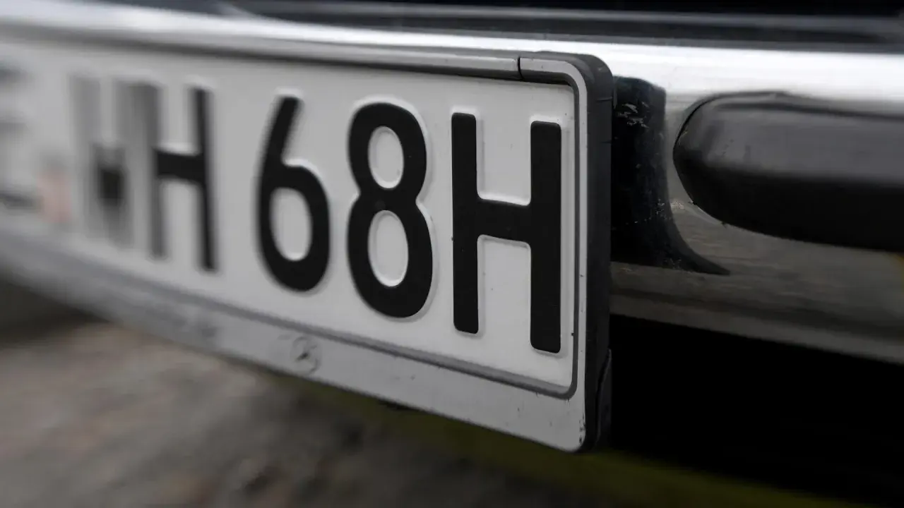 Nummernschild eines Oldtimers, bereit für die Zulassung. WH 68H.