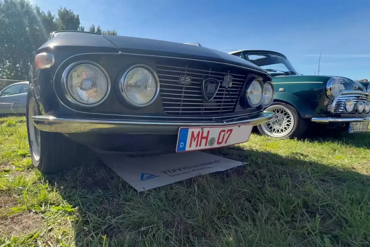 Oldtimer mit Kennzeichen MH 07. Die Versicherung für dieses Schmuckstück ist sicher gut angelegt.