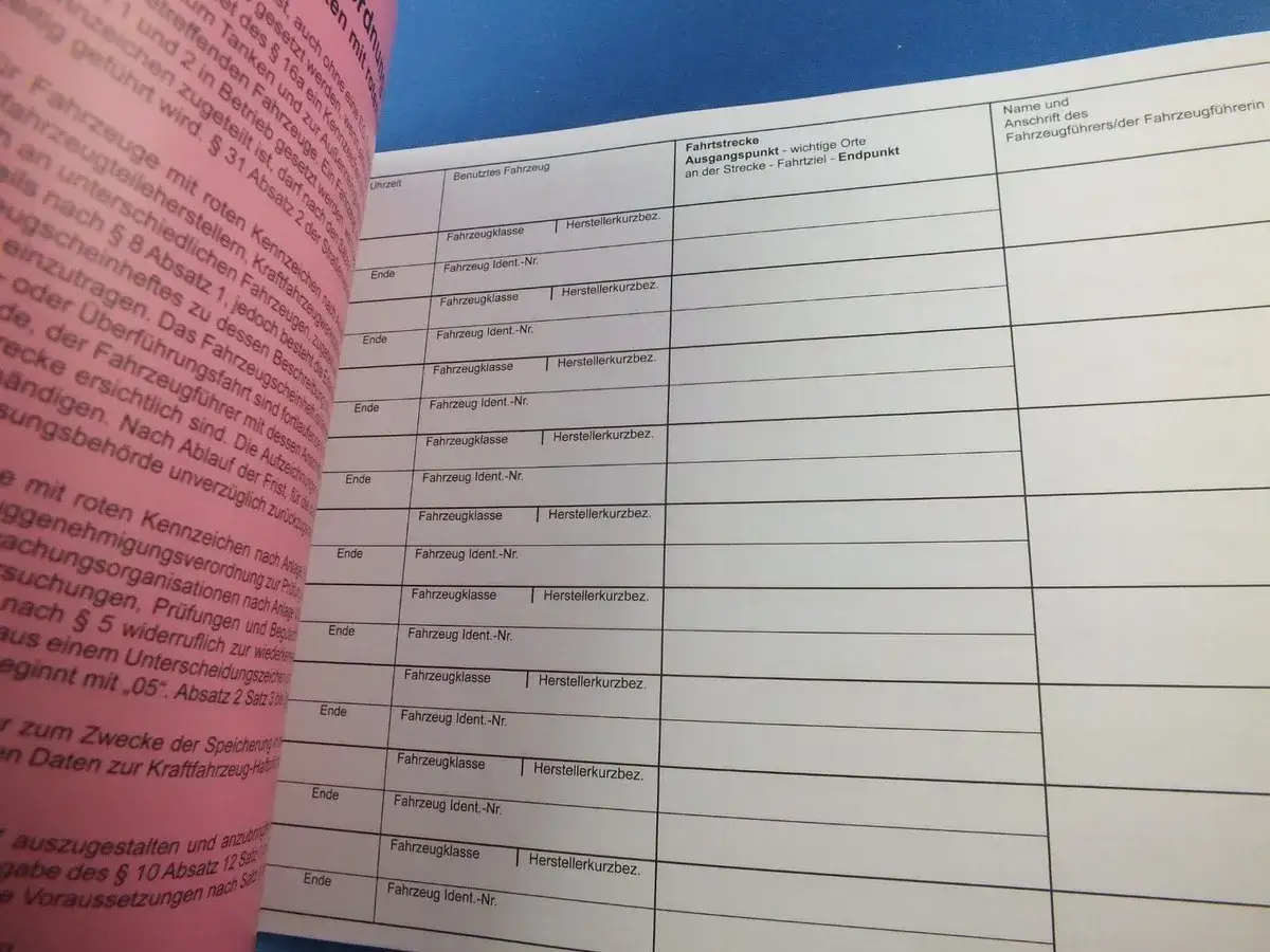 Fahrtenbuch f&uuml;r rote Kennzeichen mit Spalten f&uuml;r Fahrzeugklasse, Ident-Nr., Fahrtstrecke und Fahrerdaten.
