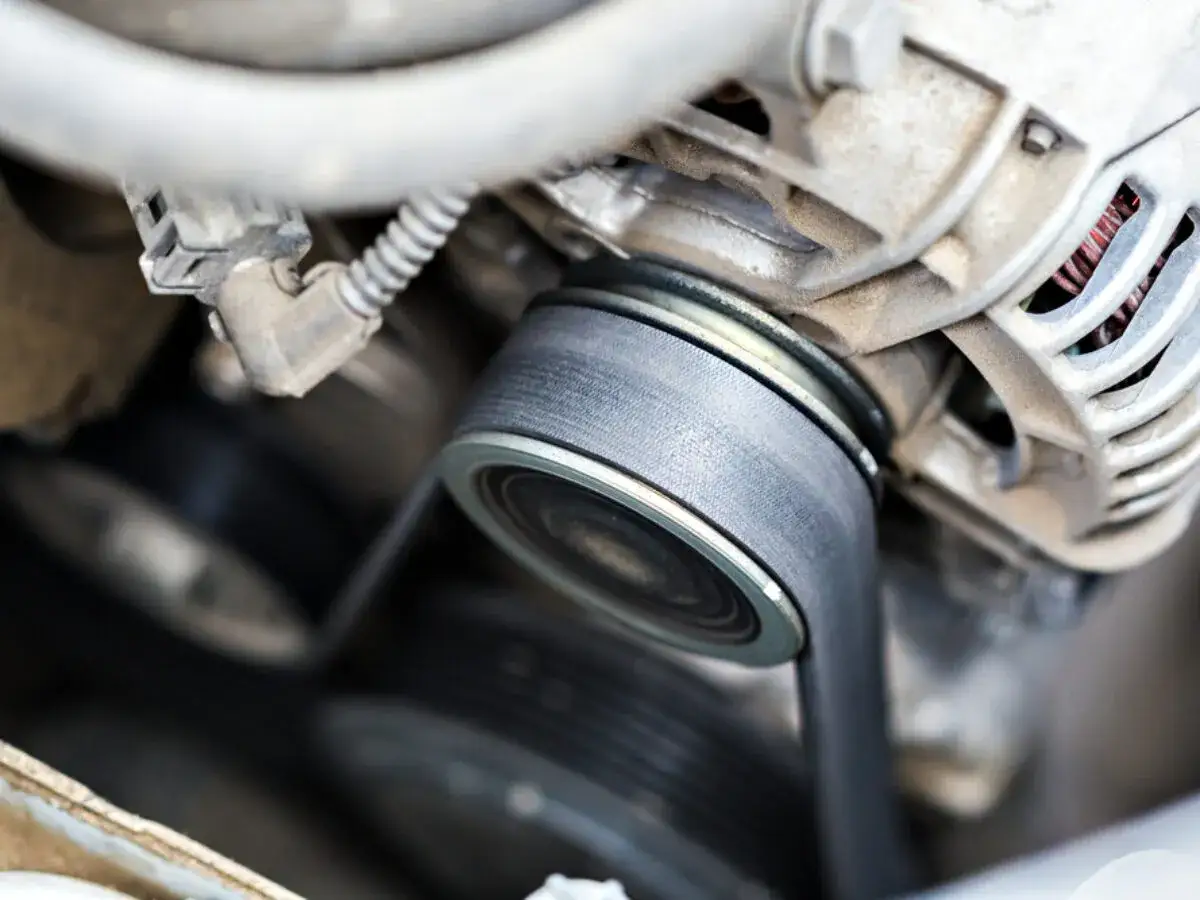 Nahaufnahme eines Keilrippenriemens an einem Auto. Informieren Sie sich über die Keilrippenriemen wechseln Kosten.