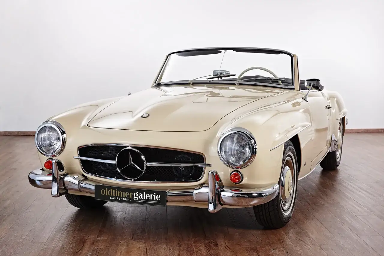 Cremefarbener Mercedes-Benz 190 SL Roadster, ein Klassiker unter den retro autos, steht auf einem Holzfu&szlig;boden.