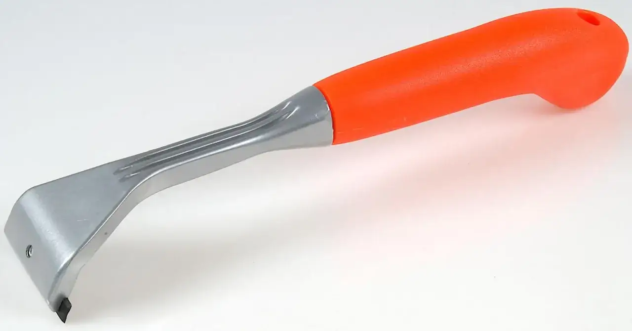 Werkzeug zum Ausbessern von Autolack. Mit orangem Griff und Metallklinge.