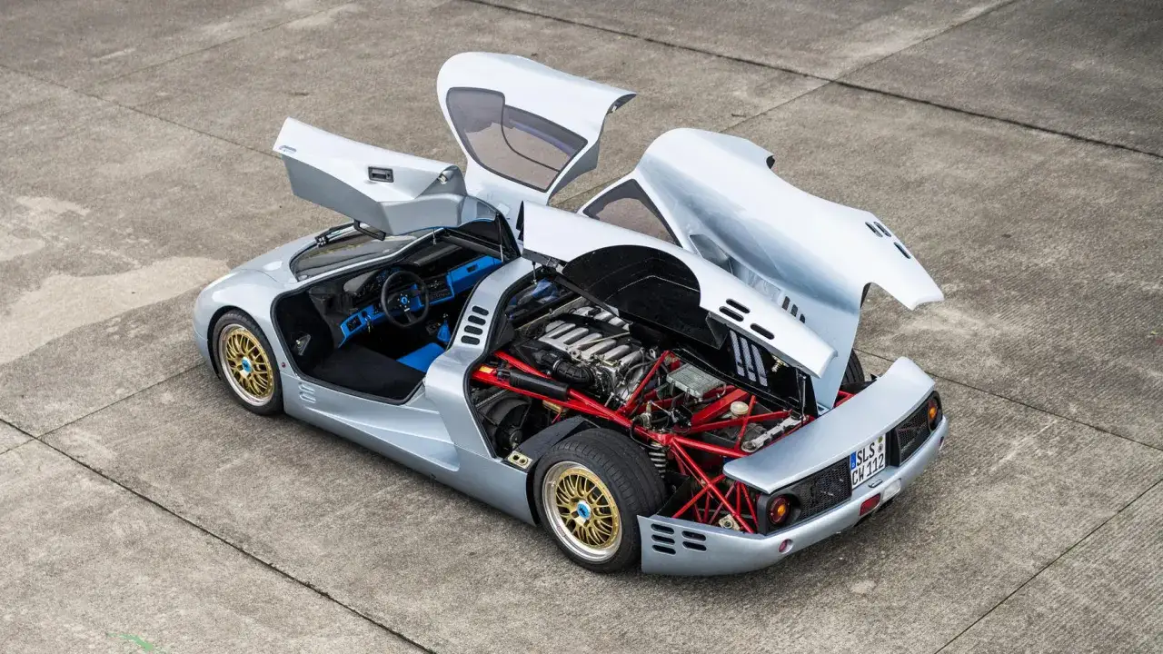 Der Isdera Commendatore 112i mit ge&ouml;ffneten Fl&uuml;gelt&uuml;ren und Motorhaube zeigt seinen V12-Motor. Ein seltener Supersportwagen.