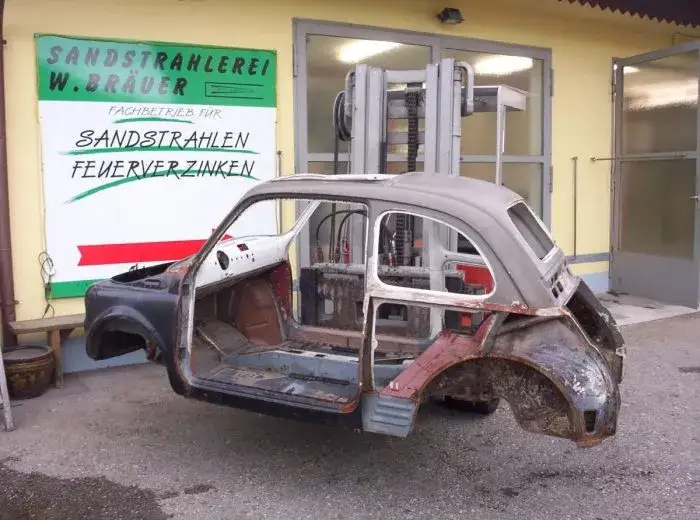 Rostiger Fiat 500 im Freien, bereit f&uuml;r Sandstrahlen. Informieren Sie sich &uuml;ber auto sandstrahlen kosten f&uuml;r Ihr Oldtimer-Projekt.