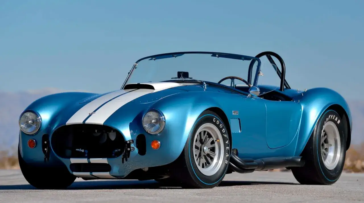 Blauer Cobra Shelby mit wei&szlig;en Streifen, bereit f&uuml;r die Stra&szlig;e. Ein Klassiker, der die Freiheit feiert.