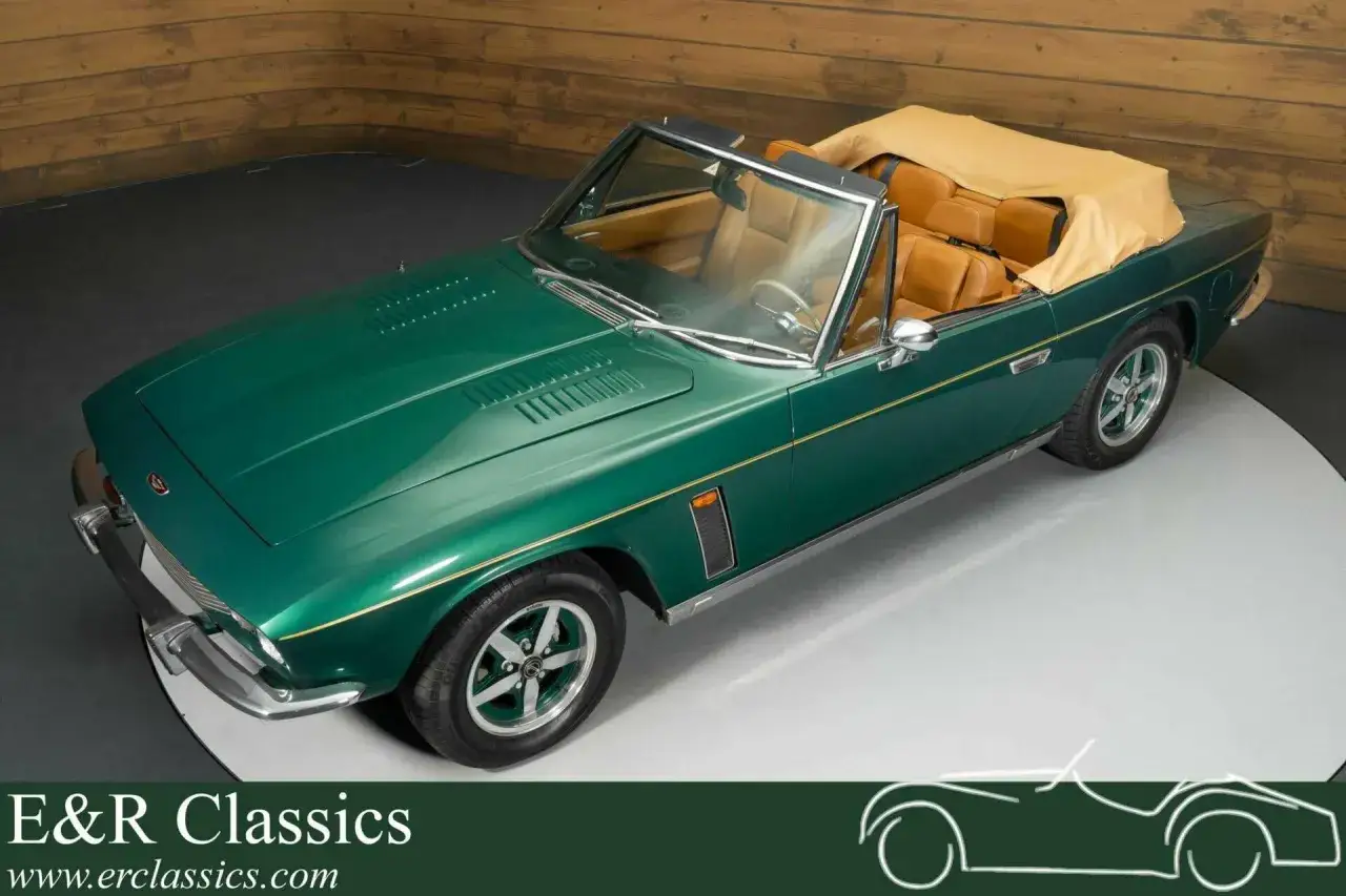 Gr&uuml;ner Jensen Interceptor Auto mit offenem Verdeck und brauner Lederausstattung, bereit f&uuml;r eine Spritztour.