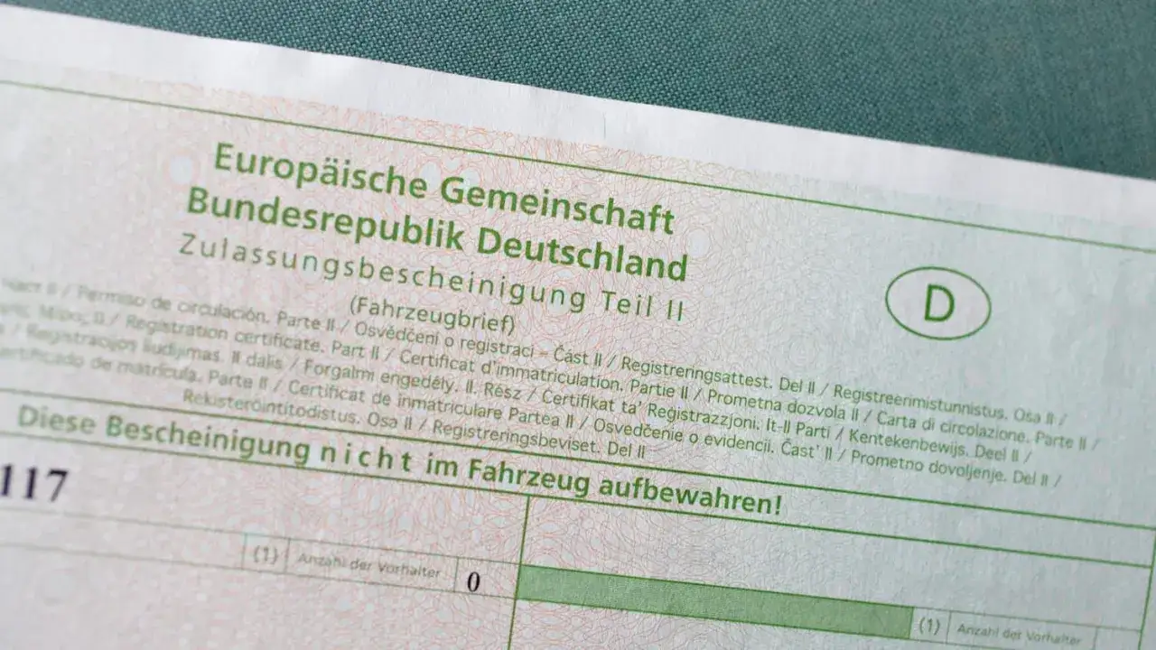 Zulassungsbescheinigung Teil II für den auto import nach Deutschland aus EU. Dokument enthält Informationen zur Fahrzeugregistrierung.