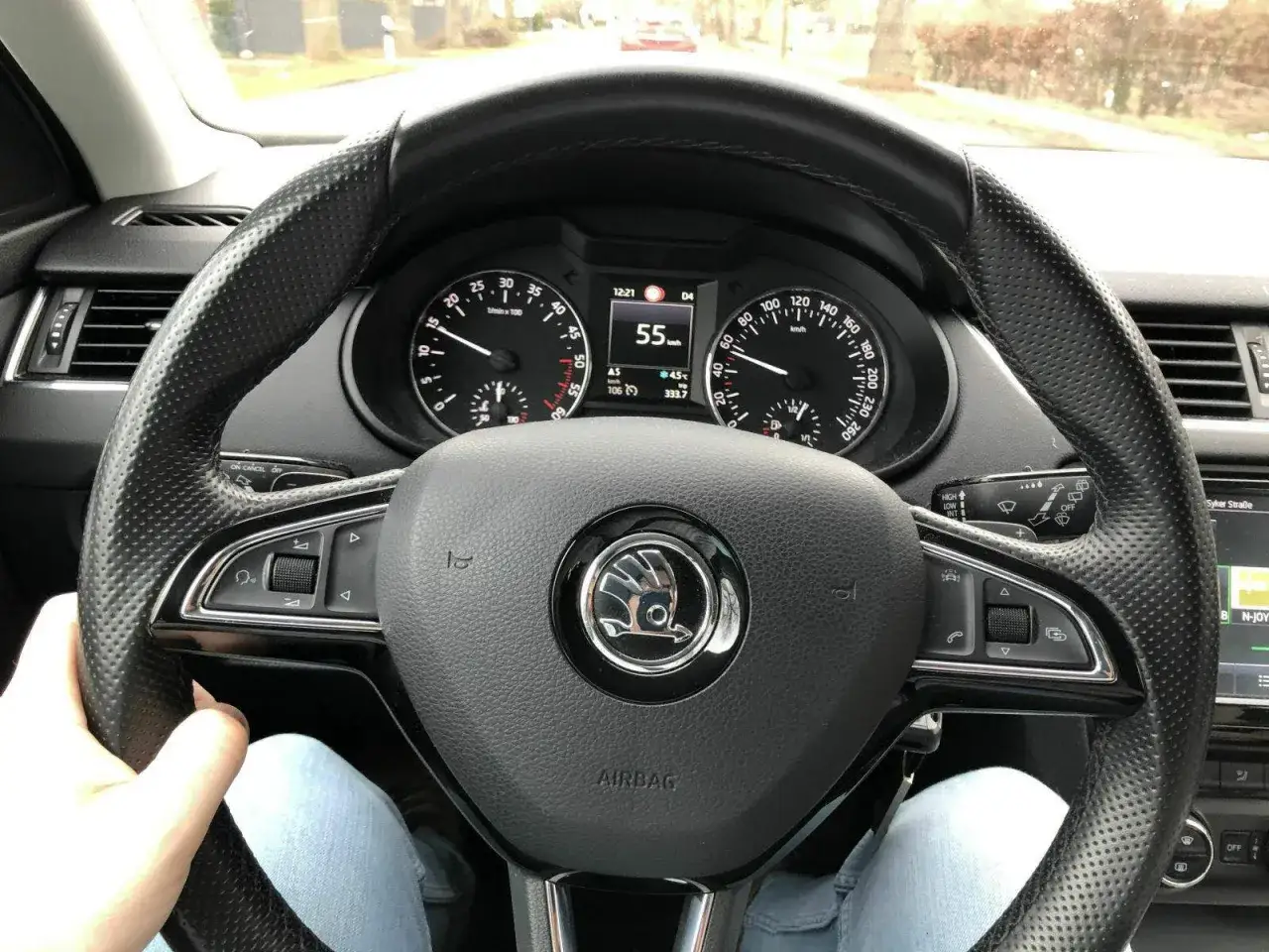 Lenkrad schief selber einstellen? Hier siehst du das Armaturenbrett und das Lenkrad eines Autos.