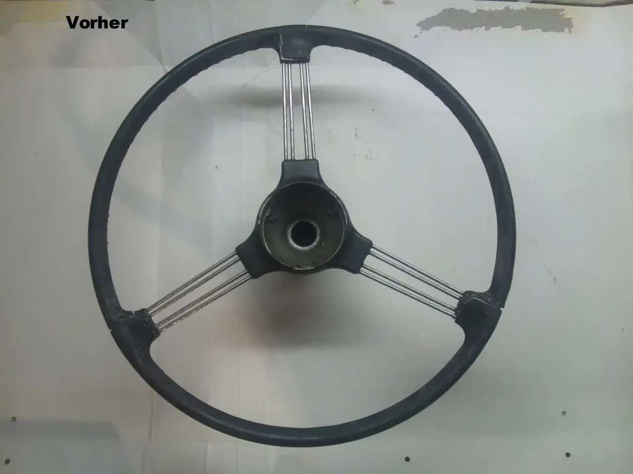 Altes Lenkrad aus Bakelit, bereit f&uuml;r die Reparatur. Die Speichen sind aus Metall.