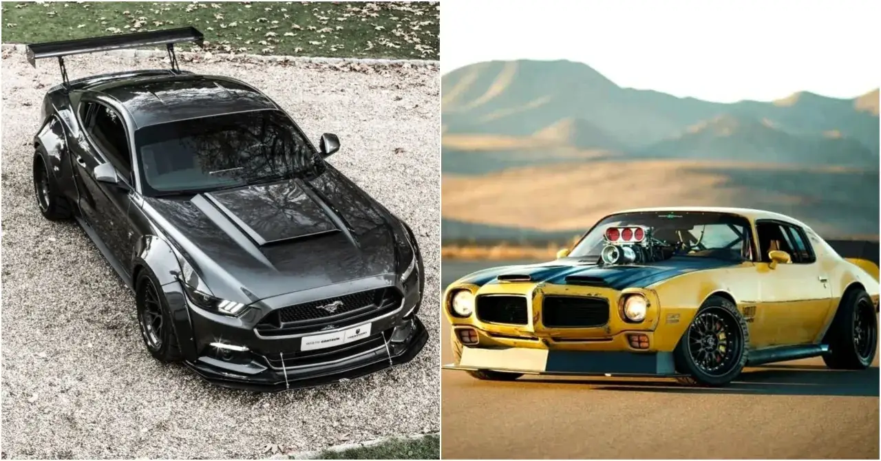Zwei getunte muscle cars: ein schwarzer Ford Mustang mit riesigem Fl&uuml;gel und ein gelber Trans Am mit auff&auml;lligem Motor.