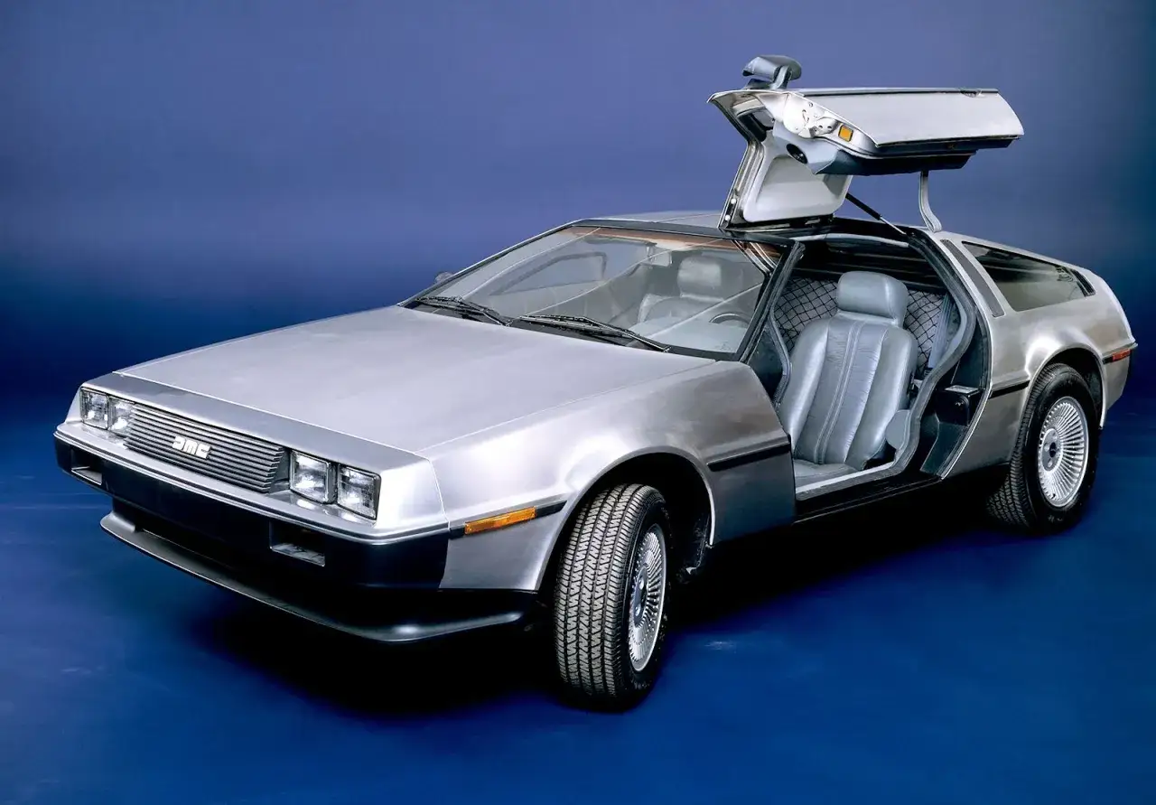 Silberner DeLorean DMC-12 mit Fl&uuml;gelt&uuml;ren, bereit f&uuml;r eine Zeitreise.