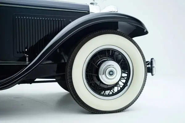 Detailansicht eines Oldtimers mit weißwandigen Reifen. Die reifen umrechnung alt neu ist hier nicht relevant, da es sich um ein Originalteil handelt.