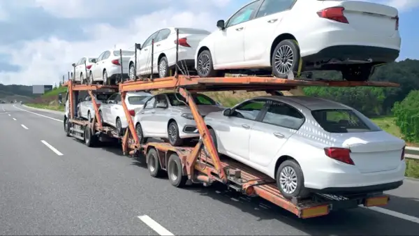 Autotransporter mit neuen Autos auf dem Weg zum auto import nach Deutschland aus EU.