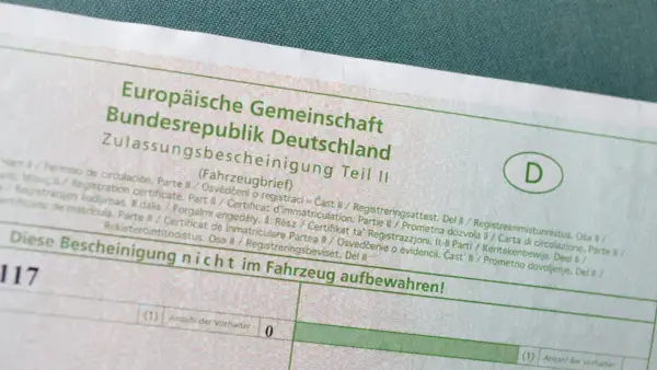 Zulassungsbescheinigung Teil II (Fahrzeugbrief) für das Auto. Wichtig für die Ummeldung ohne Kaufvertrag.