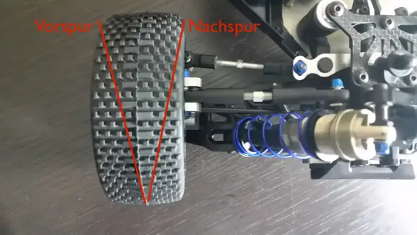 Detailaufnahme der Vorderachse eines RC-Autos. Die roten Linien zeigen die Vorspur und Nachspur des Rades.