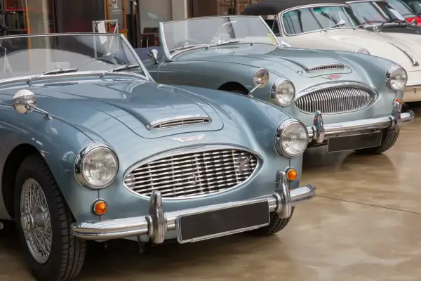 Zwei Austin-Healey Roadster in Hellblau, bereit, um sie aus England zu importieren. Klassische Schönheit auf Rädern.