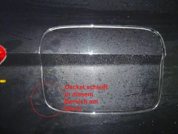 Der Tankdeckel geht nicht auf, weil er in diesem Bereich am Blech schleift.