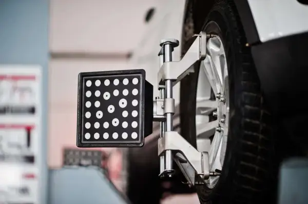 Messgerät zur Achsvermessung am Auto. So wird die Spur verstellt, um die Fahrstabilität zu optimieren.
