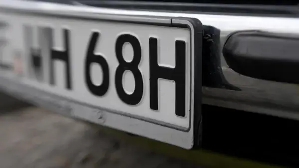 Nummernschild eines Oldtimers, bereit für die Zulassung. WH 68H.