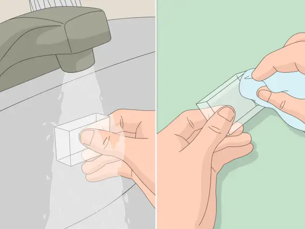 Hände reinigen ein Bakelit-Objekt unter fließendem Wasser und trocknen es dann mit einem Tuch.